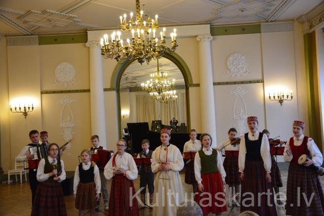 Tautas instrumentu orķestris. Finālkonkursa ''No baroka līdz rokam'' laureāti. 